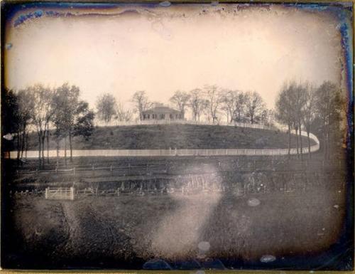 в каком году появились первые фотографии в мире. a3815fa4b047776e4b64f50d50054cbb. в каком году появились первые фотографии в мире фото. в каком году появились первые фотографии в мире-a3815fa4b047776e4b64f50d50054cbb. картинка в каком году появились первые фотографии в мире. картинка a3815fa4b047776e4b64f50d50054cbb. Огромным прорывом в стремлении человечества запечатлеть реальность стала фотография, которая в отличие от наскальных рисунков и живописи оказалась способна передавать «картинку» максимально правдиво. Искусство фотографии насчитывает уже два века, за которые она стремительно эволюционировала, и подсчитать количество фото, сделанных профессиональными камерами, любительскими фотоаппаратами и смартфонами, теперь не представляется возможным. Но некоторые кадры останутся в истории навсегда.