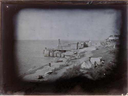 в каком году появились первые фотографии в мире. b5896c97ed5477e1e74aafdd48b6d002. в каком году появились первые фотографии в мире фото. в каком году появились первые фотографии в мире-b5896c97ed5477e1e74aafdd48b6d002. картинка в каком году появились первые фотографии в мире. картинка b5896c97ed5477e1e74aafdd48b6d002. Огромным прорывом в стремлении человечества запечатлеть реальность стала фотография, которая в отличие от наскальных рисунков и живописи оказалась способна передавать «картинку» максимально правдиво. Искусство фотографии насчитывает уже два века, за которые она стремительно эволюционировала, и подсчитать количество фото, сделанных профессиональными камерами, любительскими фотоаппаратами и смартфонами, теперь не представляется возможным. Но некоторые кадры останутся в истории навсегда.