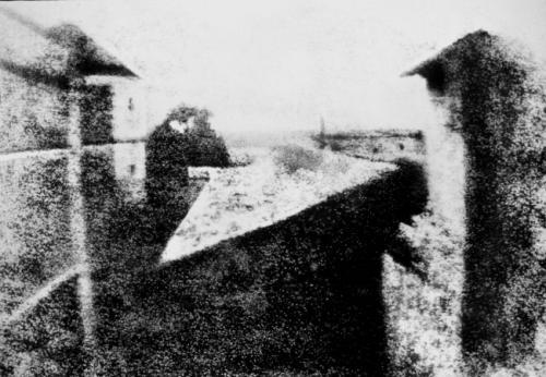 в каком году появились первые фотографии в мире. ccdcf22ff53e6fbe4a4da6034b7a6347. в каком году появились первые фотографии в мире фото. в каком году появились первые фотографии в мире-ccdcf22ff53e6fbe4a4da6034b7a6347. картинка в каком году появились первые фотографии в мире. картинка ccdcf22ff53e6fbe4a4da6034b7a6347. Огромным прорывом в стремлении человечества запечатлеть реальность стала фотография, которая в отличие от наскальных рисунков и живописи оказалась способна передавать «картинку» максимально правдиво. Искусство фотографии насчитывает уже два века, за которые она стремительно эволюционировала, и подсчитать количество фото, сделанных профессиональными камерами, любительскими фотоаппаратами и смартфонами, теперь не представляется возможным. Но некоторые кадры останутся в истории навсегда.