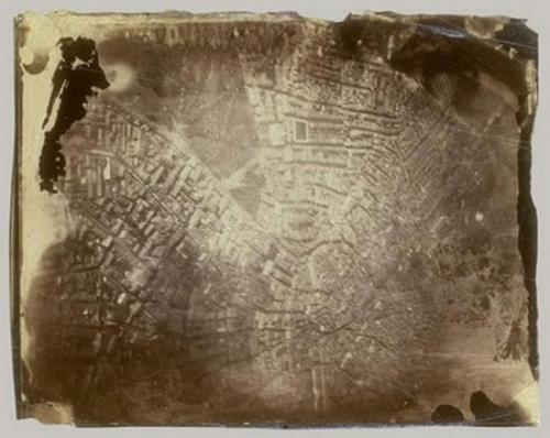 в каком году появились первые фотографии в мире. d14b8f8c5207f31b2b35d8b3b526be4e. в каком году появились первые фотографии в мире фото. в каком году появились первые фотографии в мире-d14b8f8c5207f31b2b35d8b3b526be4e. картинка в каком году появились первые фотографии в мире. картинка d14b8f8c5207f31b2b35d8b3b526be4e. Огромным прорывом в стремлении человечества запечатлеть реальность стала фотография, которая в отличие от наскальных рисунков и живописи оказалась способна передавать «картинку» максимально правдиво. Искусство фотографии насчитывает уже два века, за которые она стремительно эволюционировала, и подсчитать количество фото, сделанных профессиональными камерами, любительскими фотоаппаратами и смартфонами, теперь не представляется возможным. Но некоторые кадры останутся в истории навсегда.