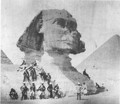 в каком году появились первые фотографии в мире. f5a944334b8d2fde6330cbc078c5b805. в каком году появились первые фотографии в мире фото. в каком году появились первые фотографии в мире-f5a944334b8d2fde6330cbc078c5b805. картинка в каком году появились первые фотографии в мире. картинка f5a944334b8d2fde6330cbc078c5b805. Огромным прорывом в стремлении человечества запечатлеть реальность стала фотография, которая в отличие от наскальных рисунков и живописи оказалась способна передавать «картинку» максимально правдиво. Искусство фотографии насчитывает уже два века, за которые она стремительно эволюционировала, и подсчитать количество фото, сделанных профессиональными камерами, любительскими фотоаппаратами и смартфонами, теперь не представляется возможным. Но некоторые кадры останутся в истории навсегда.