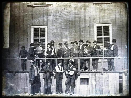 в каком году появились первые фотографии в мире. feaeb89e46302d3964ce96282f570741. в каком году появились первые фотографии в мире фото. в каком году появились первые фотографии в мире-feaeb89e46302d3964ce96282f570741. картинка в каком году появились первые фотографии в мире. картинка feaeb89e46302d3964ce96282f570741. Огромным прорывом в стремлении человечества запечатлеть реальность стала фотография, которая в отличие от наскальных рисунков и живописи оказалась способна передавать «картинку» максимально правдиво. Искусство фотографии насчитывает уже два века, за которые она стремительно эволюционировала, и подсчитать количество фото, сделанных профессиональными камерами, любительскими фотоаппаратами и смартфонами, теперь не представляется возможным. Но некоторые кадры останутся в истории навсегда.