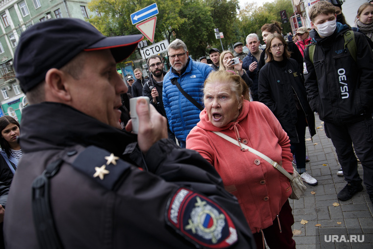 Ура новости сегодня последние. Бабушки на митинге. Бабушка в полиции. Митинг старух. Бабульки на митинге.