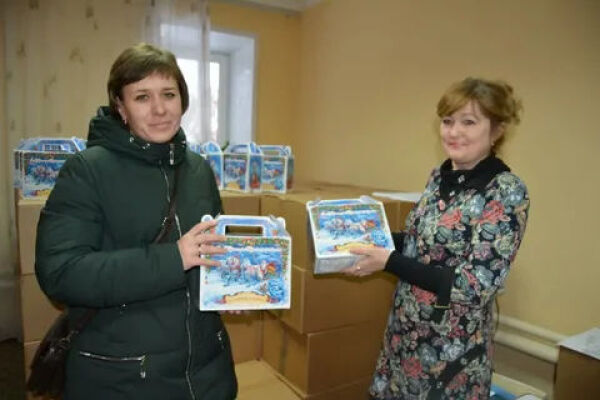Выдача Новогодних Подарков Детям Выдача Новогодних Подарков Детям