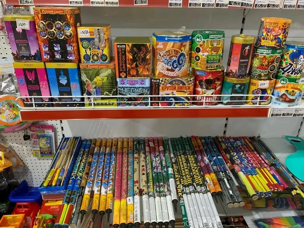 как выбрать петарды. маркировка пиротехника. пиротехника правила пожарной безопасности. проверка в магазине. маркировка пиротехники.