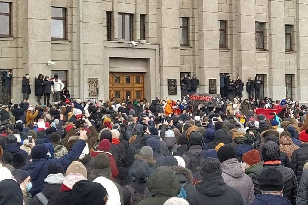 Митинг в Иркутске 23 января 2021. Митинг Навального 23 января 2021. Массовые протесты в России. Митинг у администрации.