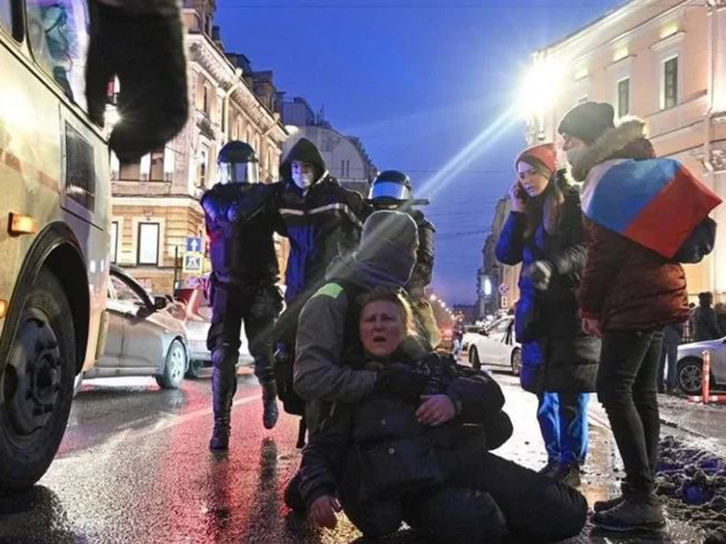 Напал на сотрудника полиции. Удары по спб и москве. Удары по спб и москве. Ударить полицейского при исполнении. Удары по спб и москве.