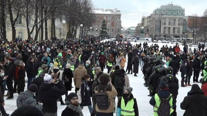 Пипл лайф прямой. Толпа митинг. Толпа людей митинг. Протесты в Петербурге. Толпа людей на Невском.