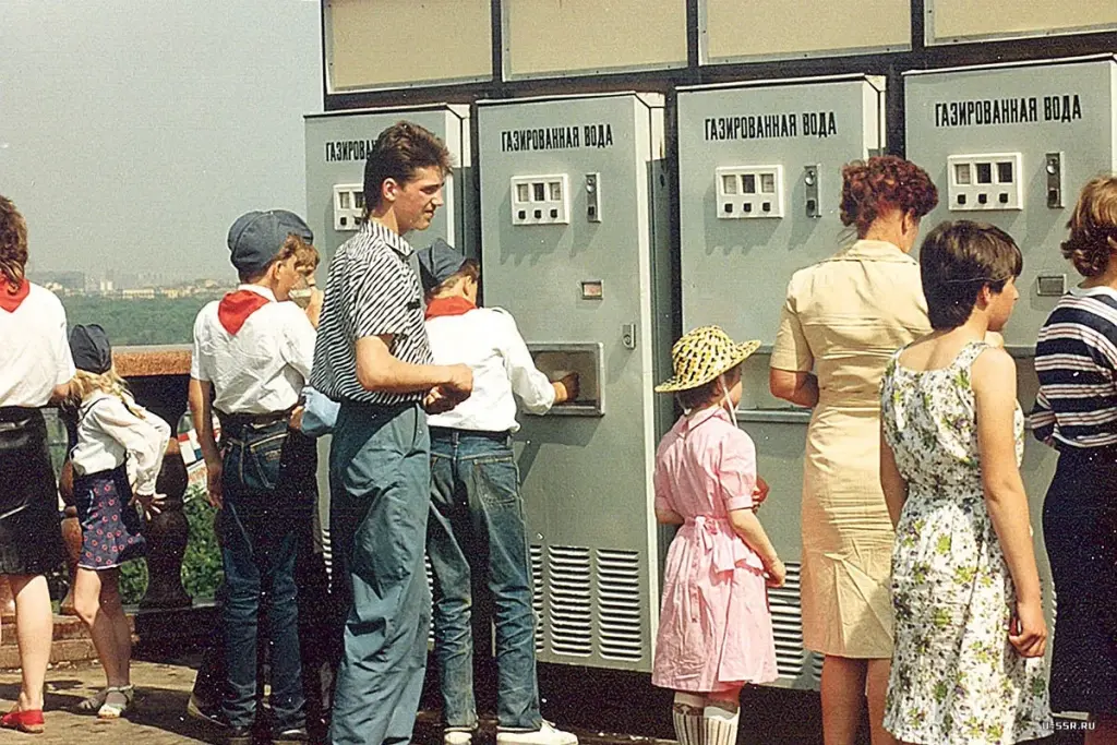 Люди вспоминают 80-е годы. Сколько получали зарплату, пенсию, что можно было купить и легко ли было