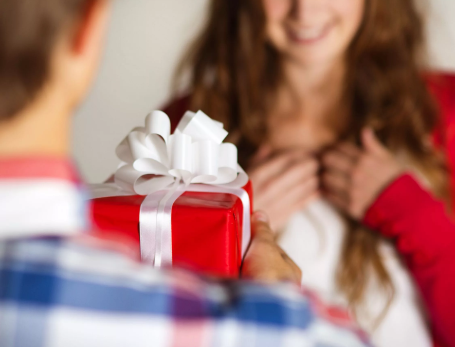 Что подарить девушке на 8 Марта: оригинальное и недорогое. Список лучших подарков в 2021 году