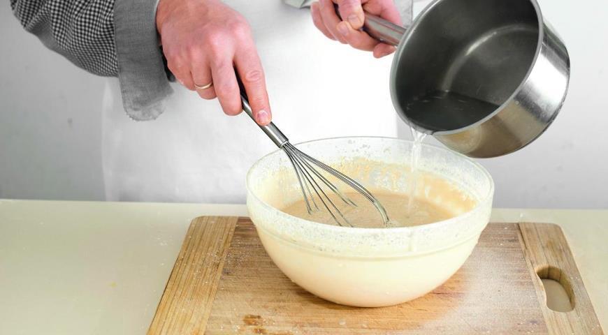 Зачем в тесто кипяток. Пошаговое приготовление блинов. Добавляем в тесто для блинов масло. Заварное тесто для блинов на кипятке. Влить кипяток в блинное тесто.