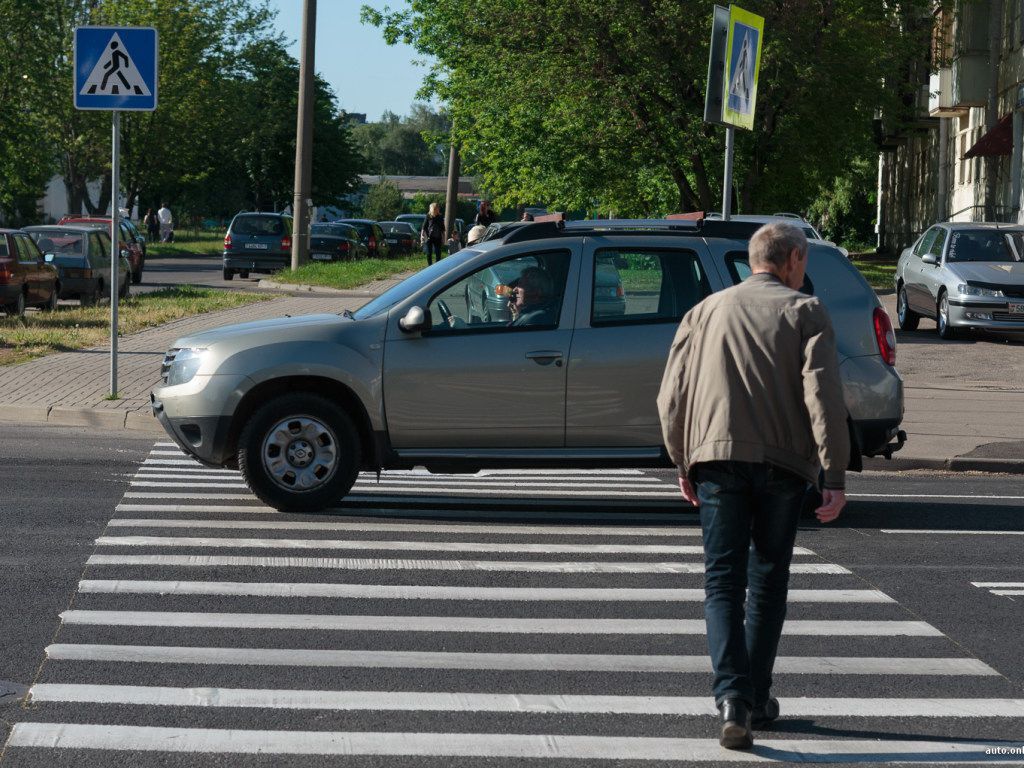 Тонкости ПДД: нужно ли уступать пешеходу, идущему на другой стороне дороги?  | Слава, 13 марта 2021