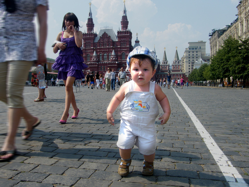 Шагают по площади. Москва для детей. Московские дети. Город для детей в Москве. Москва фото для детей.