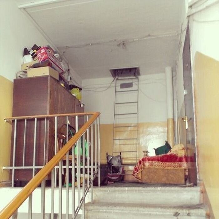 Новую квартиру в подъезде. Пожарная лестница в подъезде. Вещи на лестничной клетке. Кладовая в подъезде. Колясочная под лестницей в подъезде.