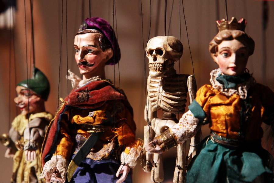 Куколок покажи игрушки. Срединные куклы в кукольном театре. Том и куклы. Том и куклы. Том и куклы.