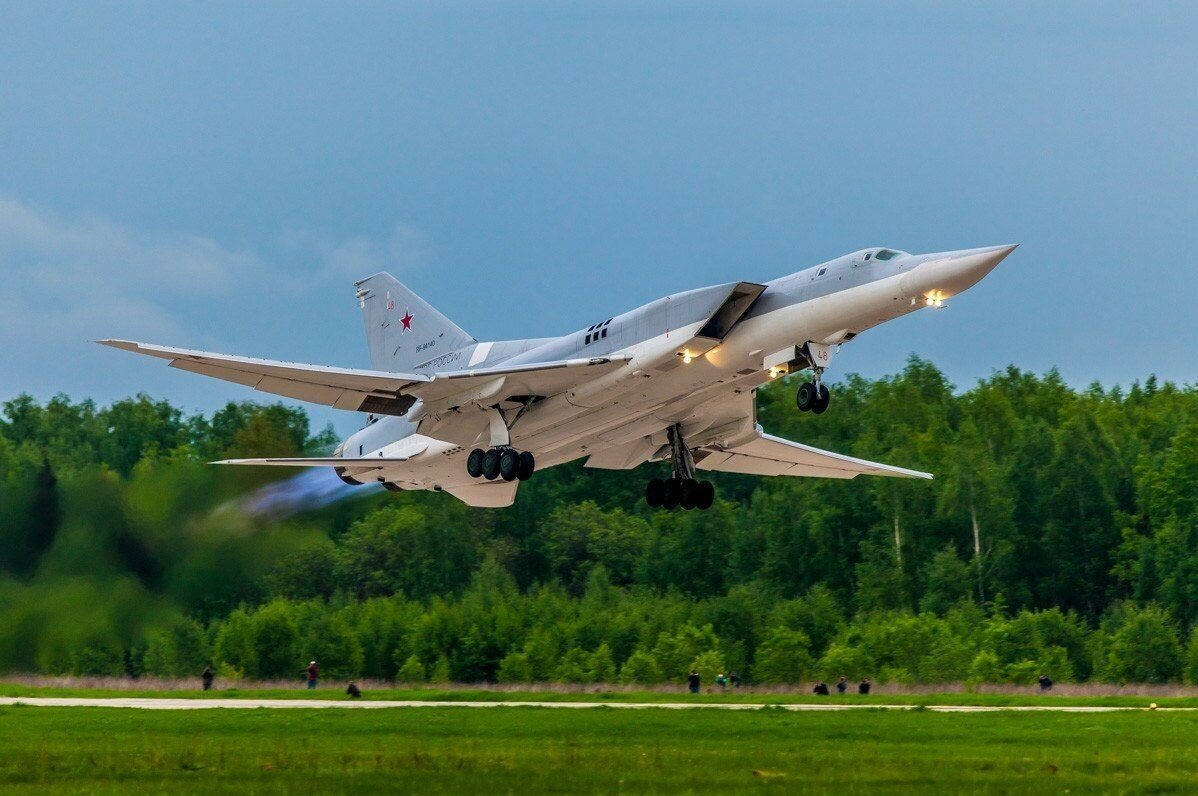 Количество ту 22м3 в россии. Стратегический бомбардировщик ту-22м3. Ту-22м3 Дальний бомбардировщик. Ту-22м3 сверхзвуковой самолёт. Ту-22м3м.