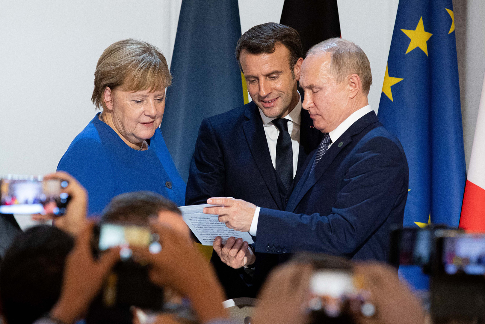 Лидеры ЕС отказались от саммита с Путиным и поручили готовить новые санкции 