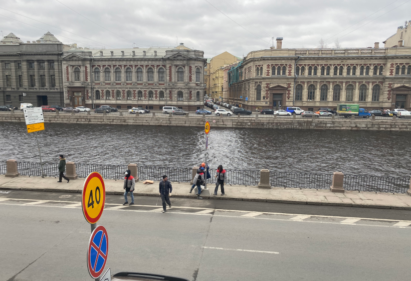 Набережная реки Фонтанки 59. Река Фонтанка Лениздат. Питер в апреле. Фото Санкт-Петербурга в апреле 2021.