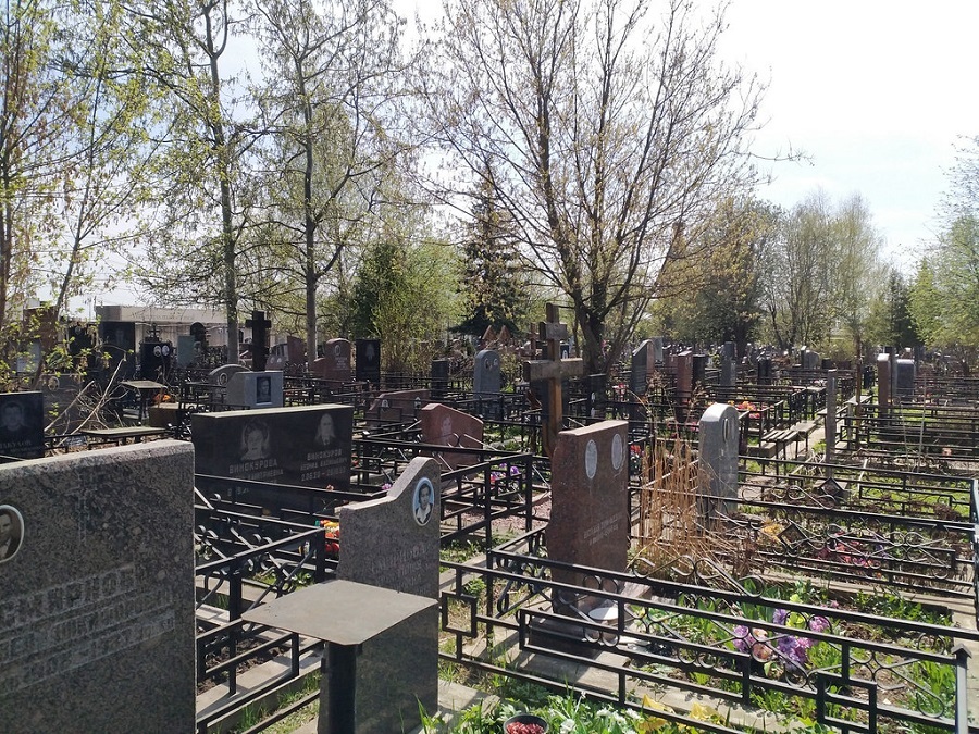 Когда можно идти на кладбище. Первое кладбище. Кузьминское кладбище. Пасха на кладбище. Посетители кладбища.