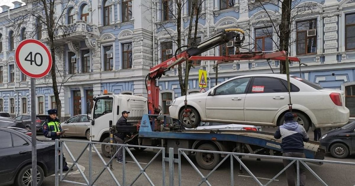 Эвакуация машины. Эвакуатор за парковку. Машина на штрафстоянке. Эвакуатор штрафстоянка.