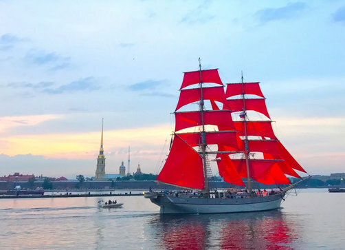 когда проходят алые паруса в питере 2021 году какого числа. 16bd0fc60677e64017e64a38aebd7bd6. когда проходят алые паруса в питере 2021 году какого числа фото. когда проходят алые паруса в питере 2021 году какого числа-16bd0fc60677e64017e64a38aebd7bd6. картинка когда проходят алые паруса в питере 2021 году какого числа. картинка 16bd0fc60677e64017e64a38aebd7bd6. Фестиваль «Алые паруса» уже давно ассоциируются с масштабным праздником всех выпускников школ. На одну летнюю ночь Санкт-Петербург превращается в единую концертную площадку с грандиозной шоу-программой. Год от года тематика меняется, не переставая удивлять своих зрителей. Главная сцена устанавливается на Дворцовой площади, где проходит концерт с известными исполнителями. Всех присутствующих радуют танцевальные и акробатические номера. Вторая площадка — на Стрелке Васильевского острова. Основное действие на воде между Дворцовым, Биржевым и Троицким мостами.