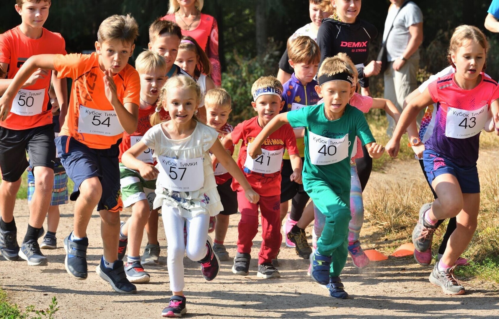 Бежит среди первых. Всемирный день бега. Спортивные дети. Спортивные мероприятия. Дети спорт бег.