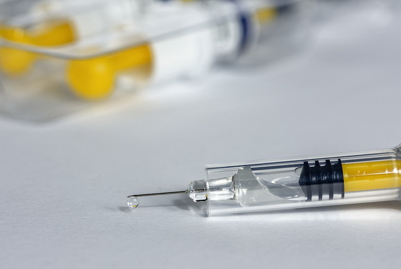 СМИ: Производство одной ковид-вакцины приостановили