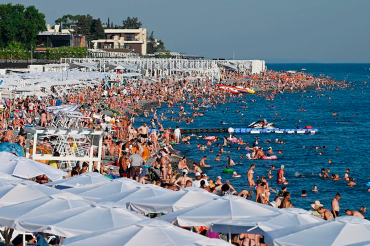 Города где можно отдохнуть. Пляж Сочи 2022г. Сочи пляж лето 2022. Пляж Сочи июль 2022. Сочи 2021 черное море.