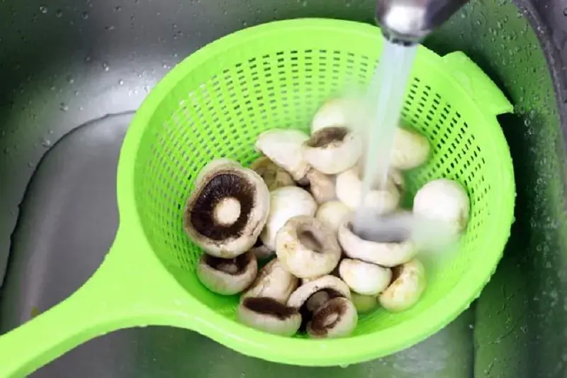 Нужно мыть грибы