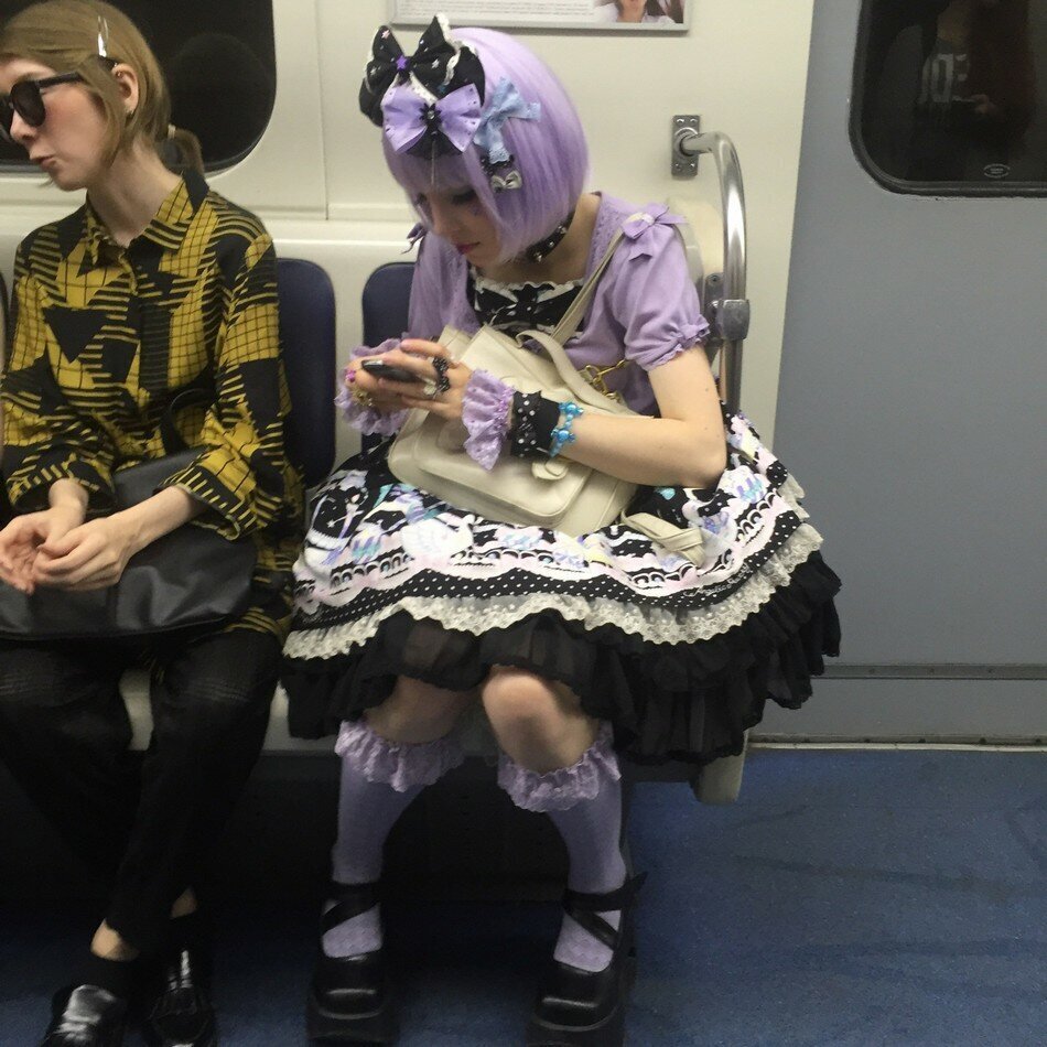 Смешно одетые люди в метро