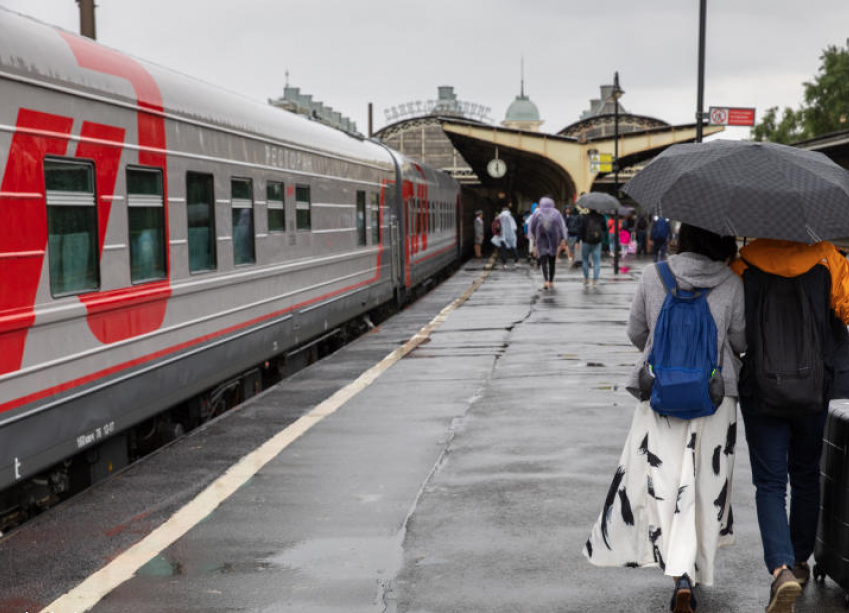 Сколько ездят поезда. Поезд Санкт Петербург Одесса на Витебском вокзале. Витебский вокзал поезда дальнего следования. Поезд на Витебском вокзале. Путешествовать на поезде в Санкт Петербург.
