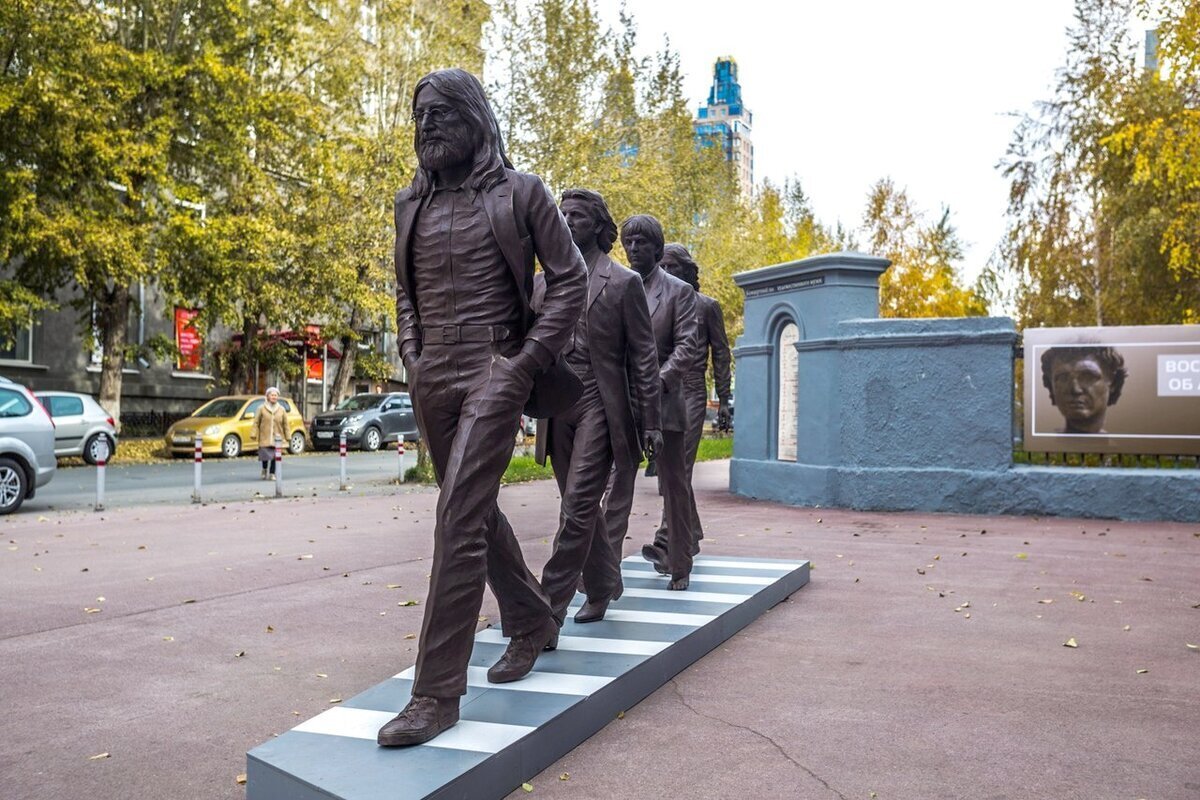 Статуя Битлз в Новосибирске