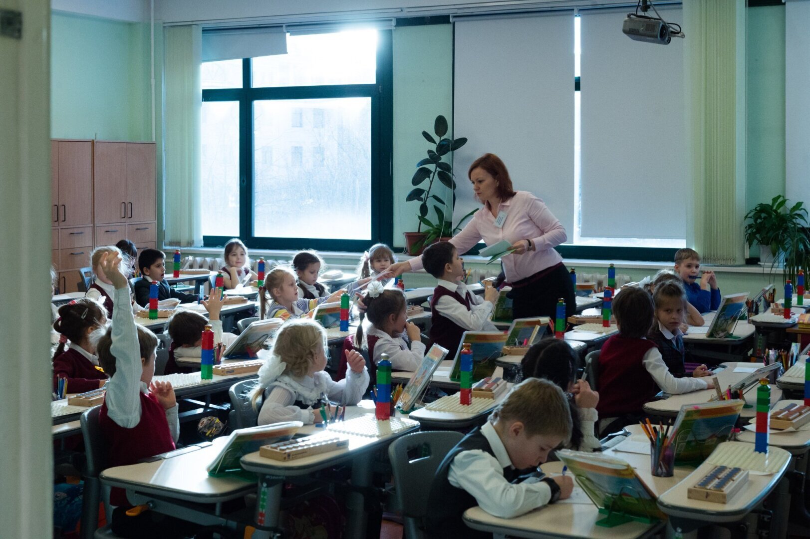 Все школы россии имеют. Школьное образование в России. Современные школы России. Современный класс с детьми. Начальное образование.