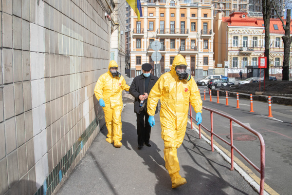 Четвероклассник издевается над пенсионерами во дворе