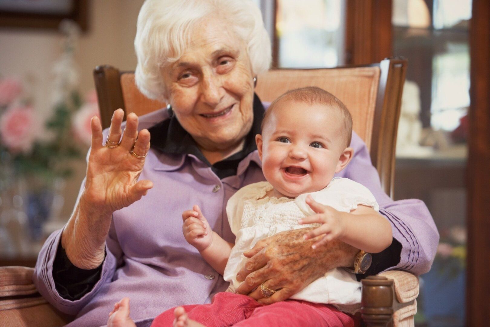 Бабушка с внучкой на руках