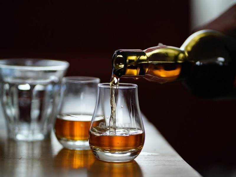 Почему нельзя наливать алкоголь через руку - суеверие или традиция