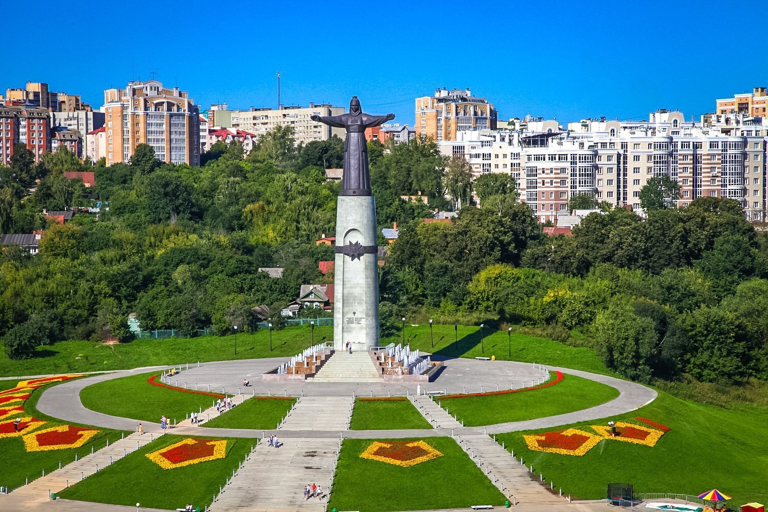 Чувашские города чебоксары. Монумент матери Чебоксары. Столица Чувашии Чебоксары. Чувашия мать покровительница. Столица Чувашской Республики город.