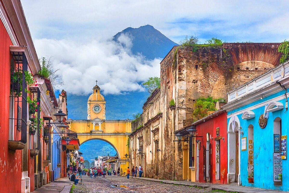 Старая столица Гватемалы - Антигуа (Антигуа-Гватемала), лежит в широкой гор...