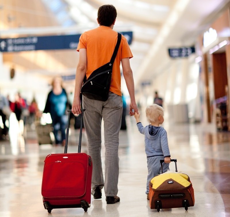 Выезд несовершеннолетнего без родителей. Дети в аэропорту. Чемодан для детей. Выезд ребенка за границу. Семья с чемоданами.