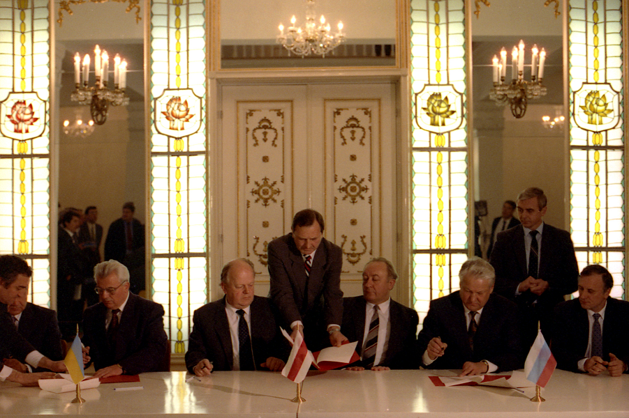 8 декабря 1991 года был подписан. 1991 8 Декабря Беловежское соглашение распад СССР. Ельцин Кравчук и Шушкевич Беловежское соглашение. Беловежская пуща 8 декабря 1991. Беловежская пуща Ельцин Кравчук.