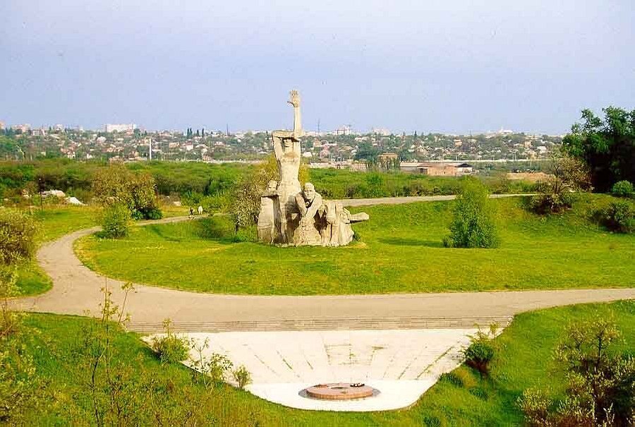 Мемориал в змиевской балке ростов на дону фото