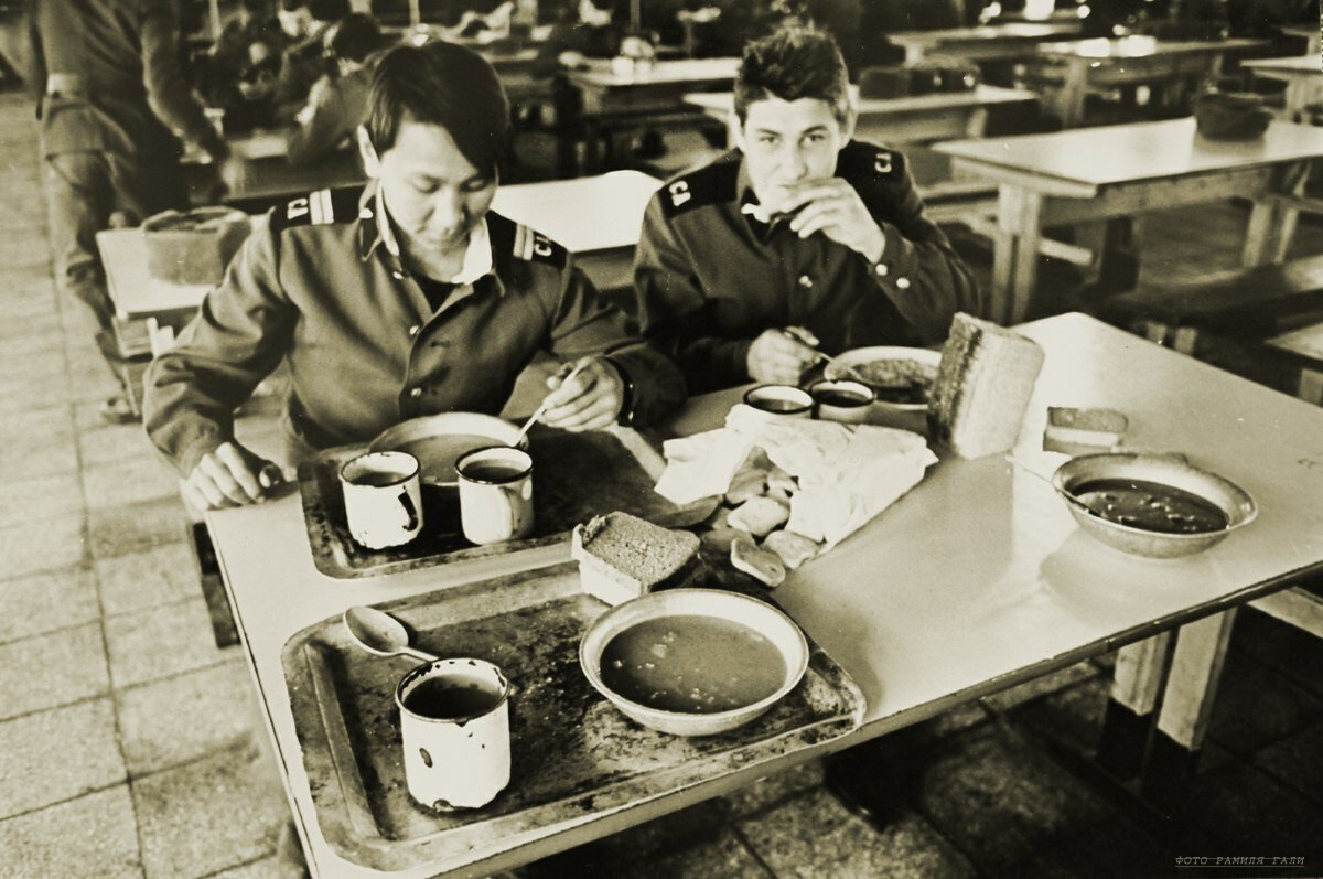 Советские солдаты в столовой