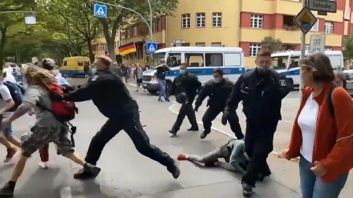 Берлин аресты. Немку задержали полицейские в Германии. Протесты в Берлине. Драка в Берлине с полицейскими. Новостной с полицией.