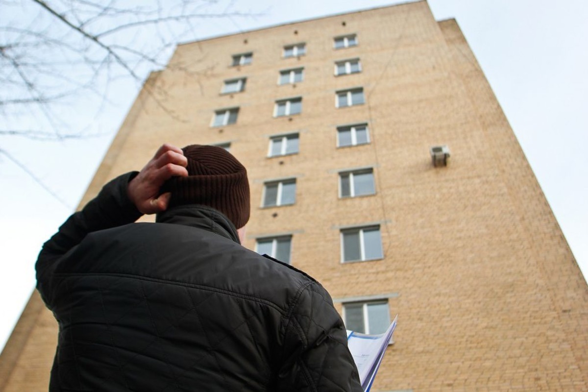 почему можно лишиться своего дома или квартиры если жить в другом месте три случая. edad9daae1b77a383e5a310e4251560b. почему можно лишиться своего дома или квартиры если жить в другом месте три случая фото. почему можно лишиться своего дома или квартиры если жить в другом месте три случая-edad9daae1b77a383e5a310e4251560b. картинка почему можно лишиться своего дома или квартиры если жить в другом месте три случая. картинка edad9daae1b77a383e5a310e4251560b. Наше право выбрать место жительства закреплено в Конституции РФ, поэтому никто не может запретить гражданину проживать только строго по месту регистрации, а не там, где он хотел бы. Однако при этом документ совсем не гарантирует человеку, что у него не будет никаких последствий от того, что человек не проживает по официальному адресу места жительства. Например, есть риск потерять свое жилье. Как можно остаться без жилья, расскажет Bankiros.ru в этом материале.