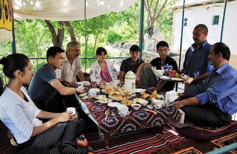 Без вилок и кроватей: почему у узбеков принято есть плов руками и спать на полу