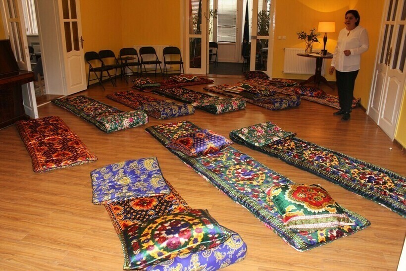 Без вилок и кроватей: почему у узбеков принято есть плов руками и спать на полу