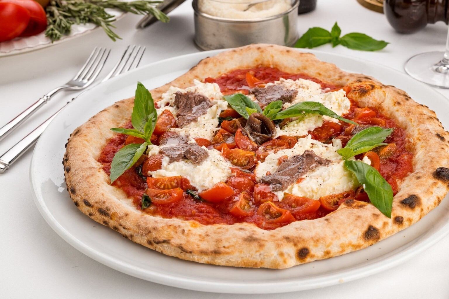 Рецепт неаполитанского теста. Неаполитанская пицца Италия. Пицца Neopolitano в Италии.