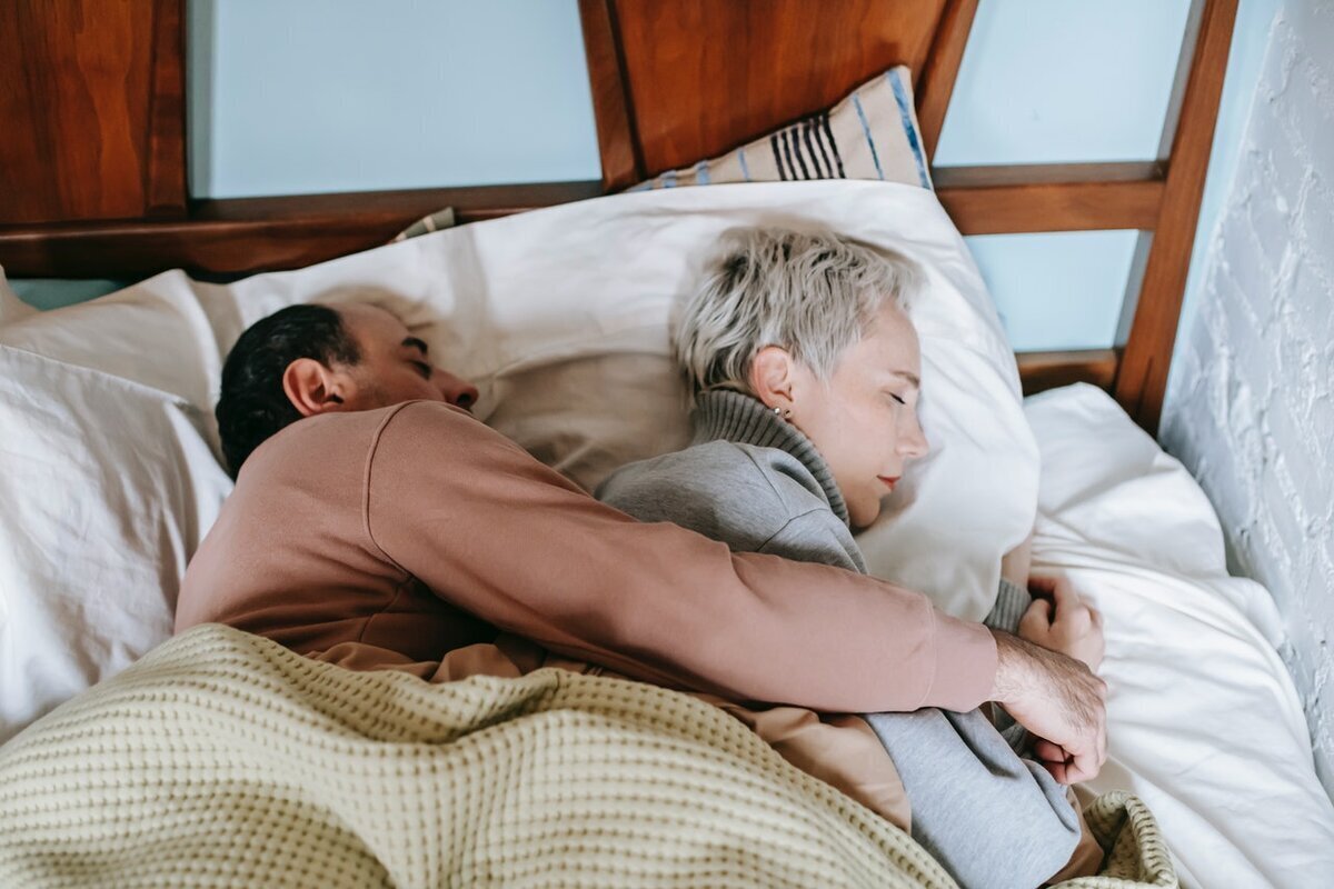 Муж и жена спят раздельно