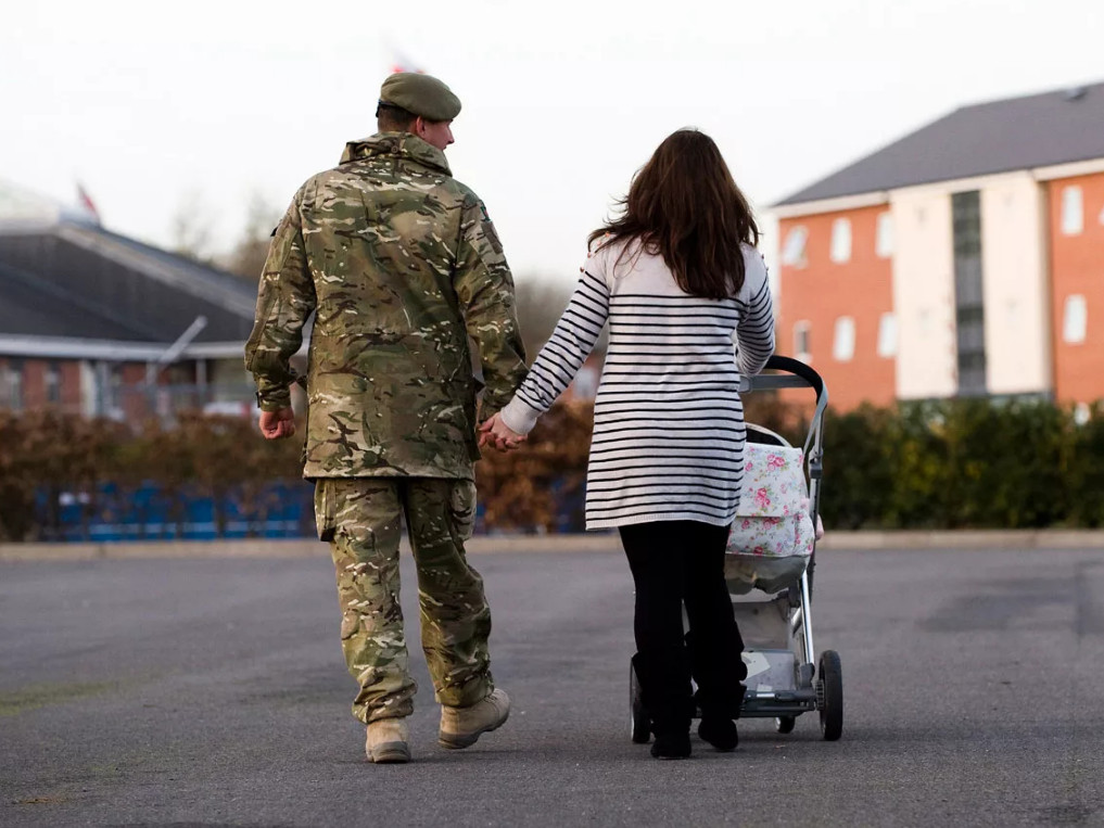Военная семья. Семья военного. Военнослужащие и их семьи. Семья военнослужащего РФ. Военный с женой и ребенком.