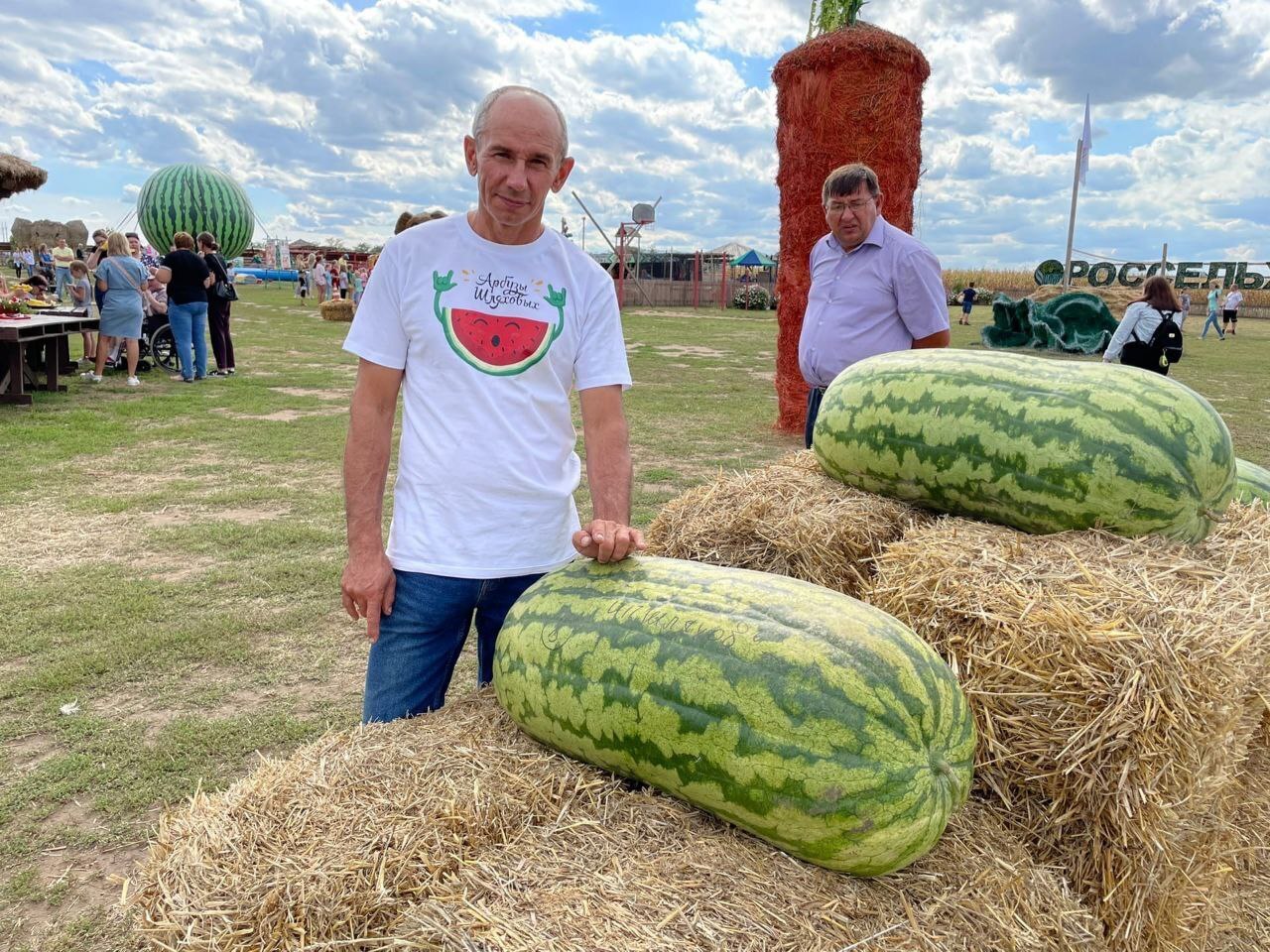 На столе лежал расколотый арбуз массой 10 кг содержащий 99